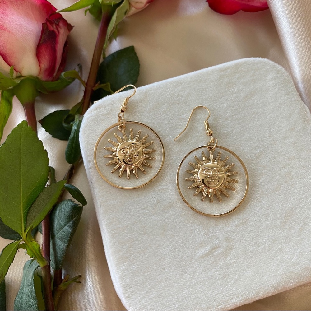 Bright Gold Shiny Sun Face Circle Earrings - Picture 4 of 12